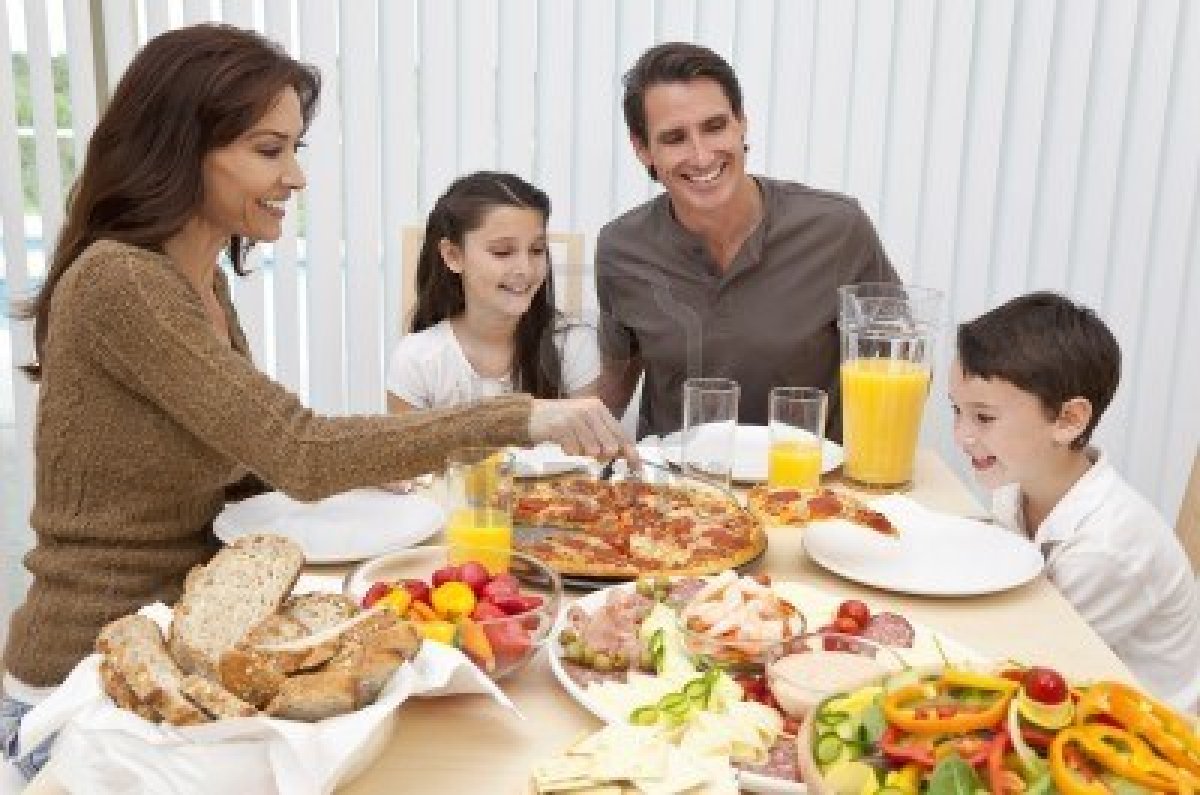 familia serrano comiendo pictures to pin on pinterest christmas pizza